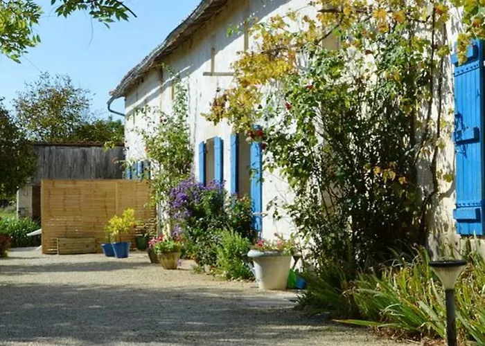 Prázdninový dům Maison De Charme A Avec Piscine Partagee Saint-Vincent-la-Châtre
