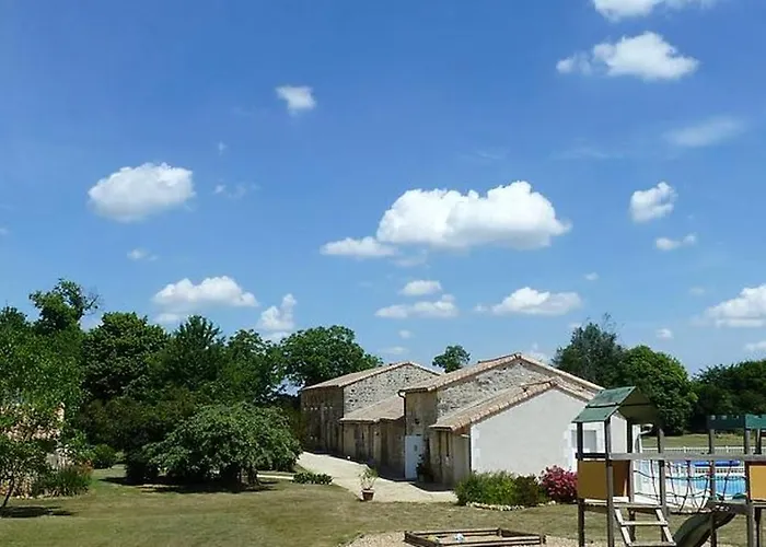 Prázdninový dům Maison De Charme A Avec Piscine Partagee